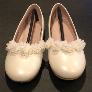 Chasing Fireflies white floral trimmed flats